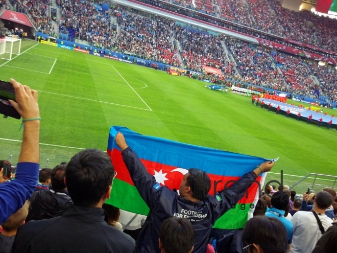 Çili və Almaniyanın azarkeşləri "Sankt-Peterburq arena" stadionunda FİFA Konfederasiyalar Kubokunun finalında. Rusiya, 2 iyul, 2017