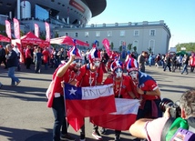  Болельщики Чили и Германии перед финальным матчем Кубка конфедераций FIFA на cтадионе "Санкт-Петербург Арена"