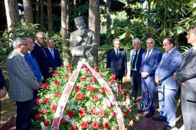 Azərbaycan Milli Mətbuat Günü münasibətilə Fəxri Xiyaban ziyarət olunub. Azərbaycan, Bakı, 22 iyul, 2017