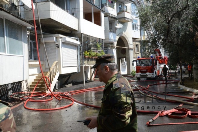 В центре Баку горит жилое здание. Азербайджан, Баку, 24 июля, 2017