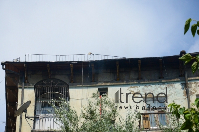 В центре Баку горит жилое здание. Азербайджан, Баку, 24 июля, 2017