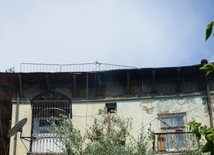 В центре Баку горит жилое здание