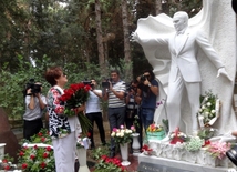 Legendary singer and composer Muslim Magomayev was commemorated in the Alley of Honor in Baku