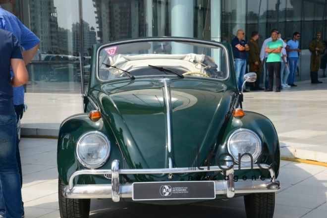 В Баку проведены парад и выставка классических автомобилей. Азербайджан, Баку, 26 августа 