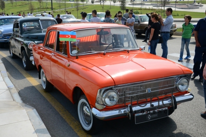 В Баку проведены парад и выставка классических автомобилей. Азербайджан, Баку, 26 августа 