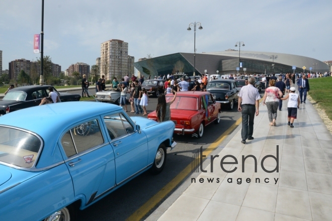В Баку проведены парад и выставка классических автомобилей. Азербайджан, Баку, 26 августа 
