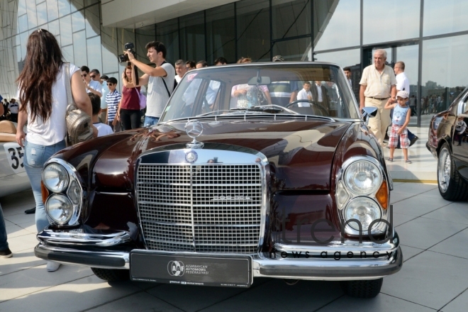 В Баку проведены парад и выставка классических автомобилей. Азербайджан, Баку, 26 августа 