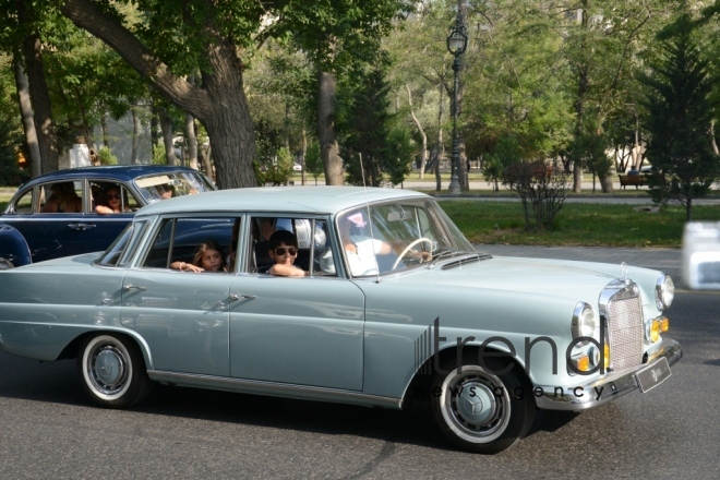 В Баку проведены парад и выставка классических автомобилей. Азербайджан, Баку, 26 августа 