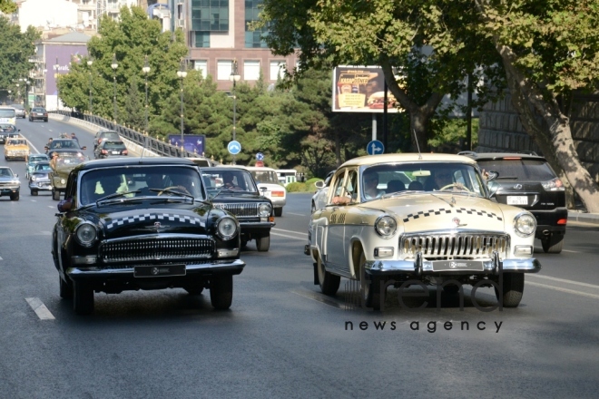 В Баку проведены парад и выставка классических автомобилей. Азербайджан, Баку, 26 августа 