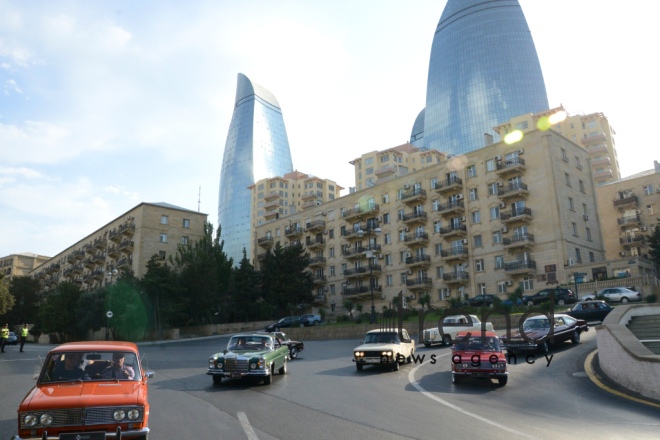 В Баку проведены парад и выставка классических автомобилей. Азербайджан, Баку, 26 августа 