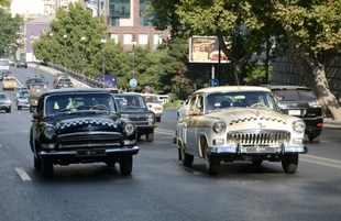 В Баку проведены парад и выставка классических автомобилей. Азербайджан, Баку, 26 августа 