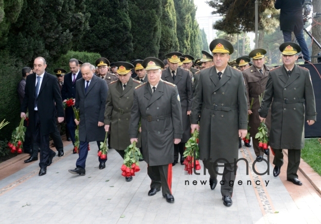Azərbaycan ictimaiyyəti Heydər Əliyevin vəfatının ildönümündə Fəxri xiyabanı ziyarət edir. Azərbaycan, Bakı, 12 dekabr, 2017