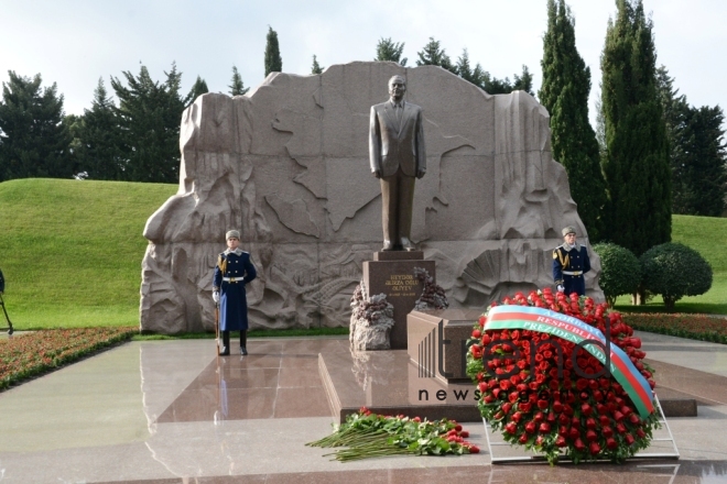 Azərbaycan ictimaiyyəti Heydər Əliyevin vəfatının ildönümündə Fəxri xiyabanı ziyarət edir. Azərbaycan, Bakı, 12 dekabr, 2017