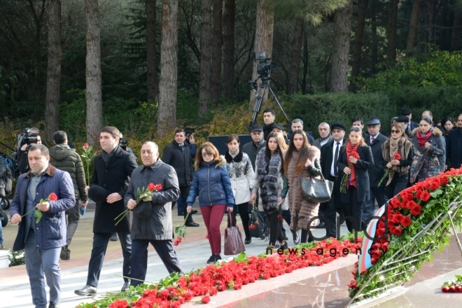 Azərbaycan ictimaiyyəti Heydər Əliyevin vəfatının ildönümündə Fəxri xiyabanı ziyarət edir. Azərbaycan, Bakı, 12 dekabr, 2017