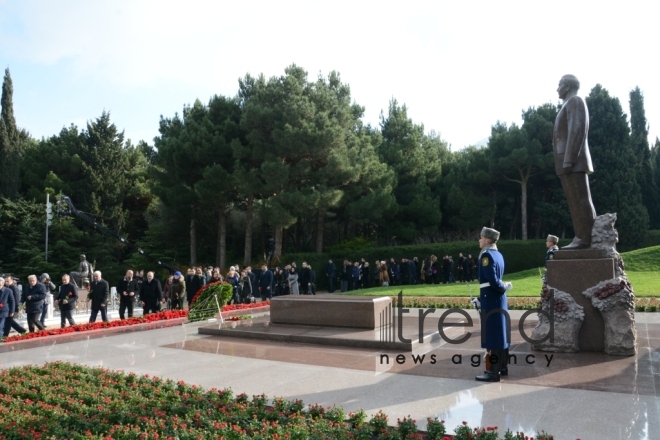 Azərbaycan ictimaiyyəti Heydər Əliyevin vəfatının ildönümündə Fəxri xiyabanı ziyarət edir. Azərbaycan, Bakı, 12 dekabr, 2017