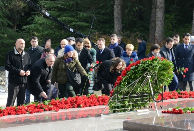 Azərbaycan ictimaiyyəti Heydər Əliyevin vəfatının ildönümündə Fəxri xiyabanı ziyarət edir. Azərbaycan, Bakı, 12 dekabr, 2017