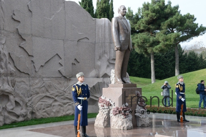 Azərbaycan ictimaiyyəti Heydər Əliyevin vəfatının ildönümündə Fəxri xiyabanı ziyarət edir. Azərbaycan, Bakı, 12 dekabr, 2017