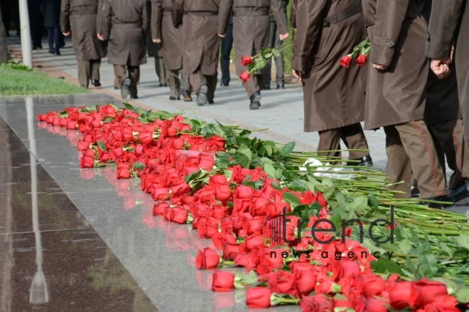 Azərbaycan ictimaiyyəti Heydər Əliyevin vəfatının ildönümündə Fəxri xiyabanı ziyarət edir. Azərbaycan, Bakı, 12 dekabr, 2017