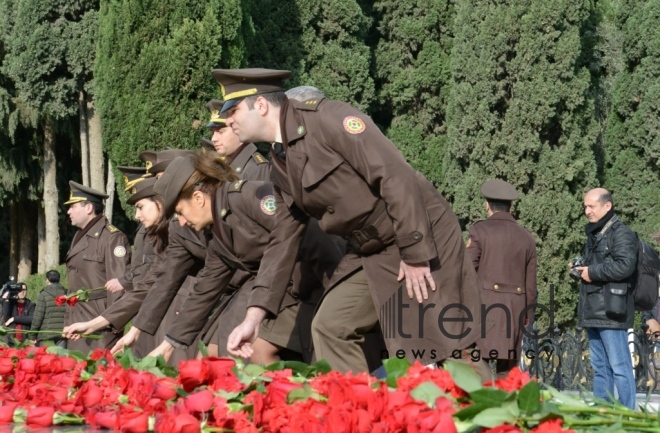Azərbaycan ictimaiyyəti Heydər Əliyevin vəfatının ildönümündə Fəxri xiyabanı ziyarət edir. Azərbaycan, Bakı, 12 dekabr, 2017
