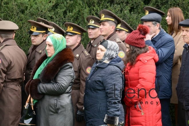 Azərbaycan ictimaiyyəti Heydər Əliyevin vəfatının ildönümündə Fəxri xiyabanı ziyarət edir. Azərbaycan, Bakı, 12 dekabr, 2017