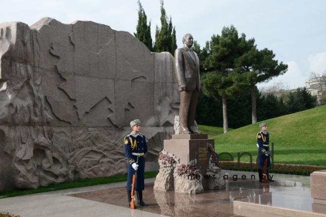 Azərbaycan ictimaiyyəti Heydər Əliyevin vəfatının ildönümündə Fəxri xiyabanı ziyarət edir. Azərbaycan, Bakı, 12 dekabr, 2017
