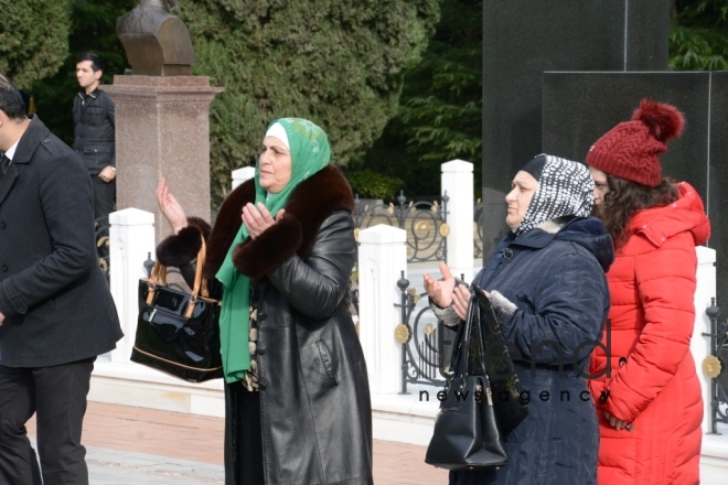 Azərbaycan ictimaiyyəti Heydər Əliyevin vəfatının ildönümündə Fəxri xiyabanı ziyarət edir. Azərbaycan, Bakı, 12 dekabr, 2017