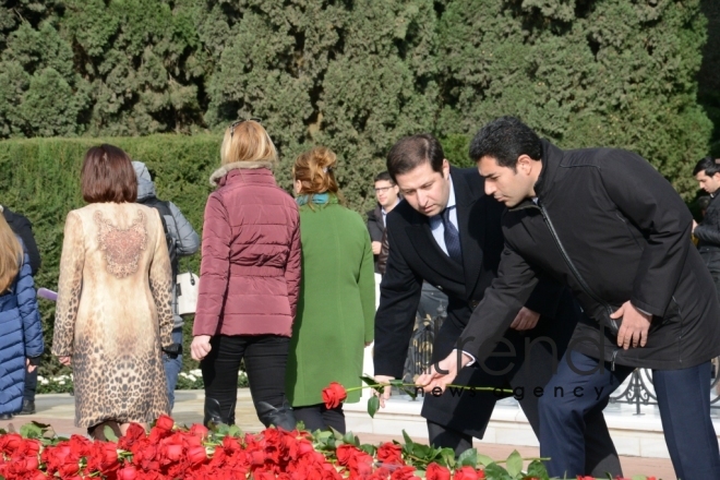 Azərbaycan ictimaiyyəti Heydər Əliyevin vəfatının ildönümündə Fəxri xiyabanı ziyarət edir. Azərbaycan, Bakı, 12 dekabr, 2017