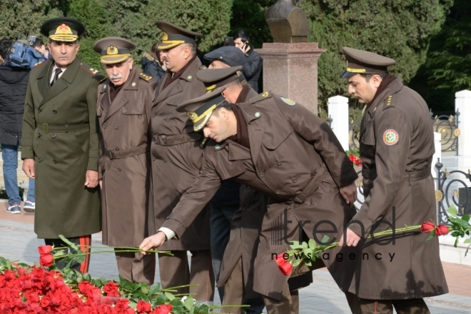 Azərbaycan ictimaiyyəti Heydər Əliyevin vəfatının ildönümündə Fəxri xiyabanı ziyarət edir. Azərbaycan, Bakı, 12 dekabr, 2017