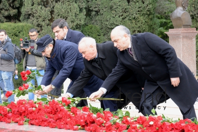 Azərbaycan ictimaiyyəti Heydər Əliyevin vəfatının ildönümündə Fəxri xiyabanı ziyarət edir. Azərbaycan, Bakı, 12 dekabr, 2017