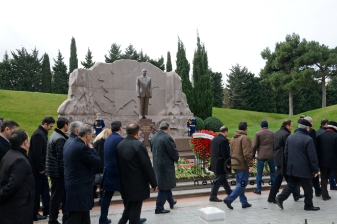 Azərbaycan ictimaiyyəti Heydər Əliyevin vəfatının ildönümündə Fəxri xiyabanı ziyarət edir. Azərbaycan, Bakı, 12 dekabr, 2017