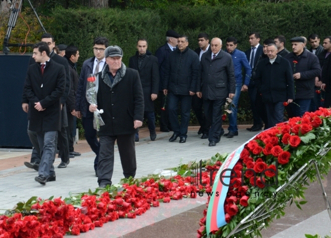 Azərbaycan ictimaiyyəti Heydər Əliyevin vəfatının ildönümündə Fəxri xiyabanı ziyarət edir. Azərbaycan, Bakı, 12 dekabr, 2017