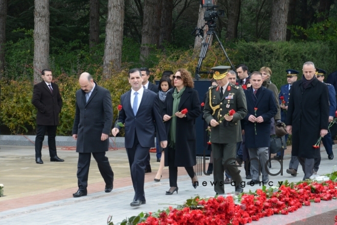 Azərbaycan ictimaiyyəti Heydər Əliyevin vəfatının ildönümündə Fəxri xiyabanı ziyarət edir. Azərbaycan, Bakı, 12 dekabr, 2017