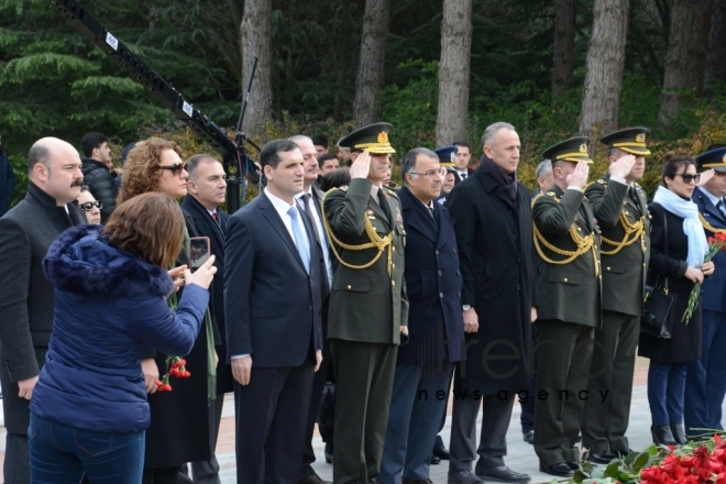 Azərbaycan ictimaiyyəti Heydər Əliyevin vəfatının ildönümündə Fəxri xiyabanı ziyarət edir. Azərbaycan, Bakı, 12 dekabr, 2017