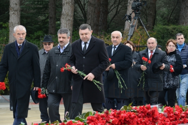 Azerbaijani public visits Alley of Honor to commemorate 14th anniversary of death of Heydar Aliyev. Azerbaijan, Baku, december 12, 2017