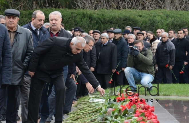 Azərbaycan ictimaiyyəti Heydər Əliyevin vəfatının ildönümündə Fəxri xiyabanı ziyarət edir. Azərbaycan, Bakı, 12 dekabr, 2017