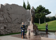 Аллея почетного захоронения в четырнадцатую годовщину кончины Гейдара Алиева
