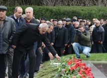 Аллея почетного захоронения в четырнадцатую годовщину кончины Гейдара Алиева