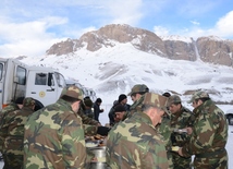 МЧС продолжает поиски альпинистов, пропавших в горах Губинского района