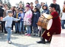 Жители и гости Баку отмечают праздник Новруз