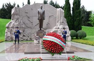 Azerbaijanis mark 96th birthday anniversary of National Leader Heydar Aliyev . Azerbaijan, Baku, may. 10.  2019
