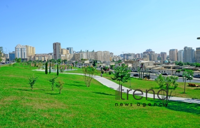 Bakının Füzuli küçəsi boyunca salınan Mərkəzi Parkı.Azərbaycan, Bakı, 5 iyul 2019