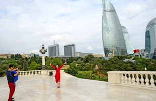 Dağüstü park və Bakı şəhərinin möhtəşəm görüntüsü. Azərbaycan, Bakı, 6 avqust, 2019
 