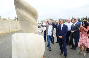 В рамках Фестиваля Насими представлены скульптуры участников Международного симпозиума Песнь в камне.Азербайджан, Баку, 30 сентября 2019
