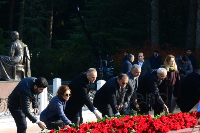 Azərbaycan ictimaiyyəti ulu öndər Heydər Əliyevin xatirəsini yad edir.Azərbaycan. Bakı 12 dekabr 2019