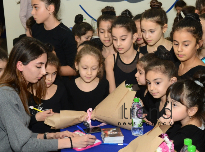 Azərbaycanın bədii gimnastika üzrə milli komandasının üzvləri gənc gimnastlarla görüşüblər.Azərbaycan. Bakı 19 dekabr 2019