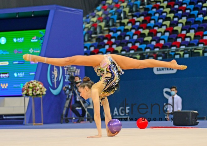 Milli Gimnastika Arenasında bədii gimnastika üzrə Dünya Kubokunun birinci günü başlayıb.Azərbaycan Bakı 7 маy 2021