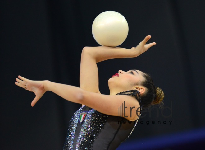 Milli Gimnastika Arenasında bədii gimnastika üzrə Dünya Kubokunun birinci günü başlayıb.Azərbaycan Bakı 7 маy 2021