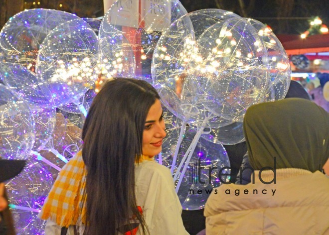 Фоторепортаж с благотворительной ярмарки в Баку Холодные руки горячее сердце Aзербайджан Баку 13 декабря 2021

